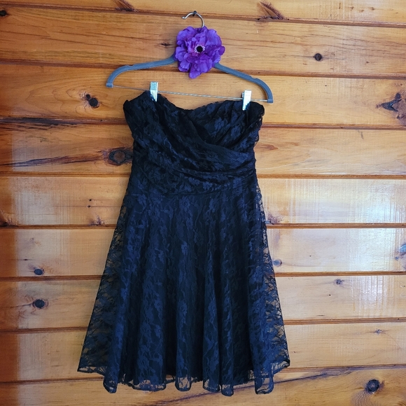 Express Dresses & Skirts - Express strapless lace dress
